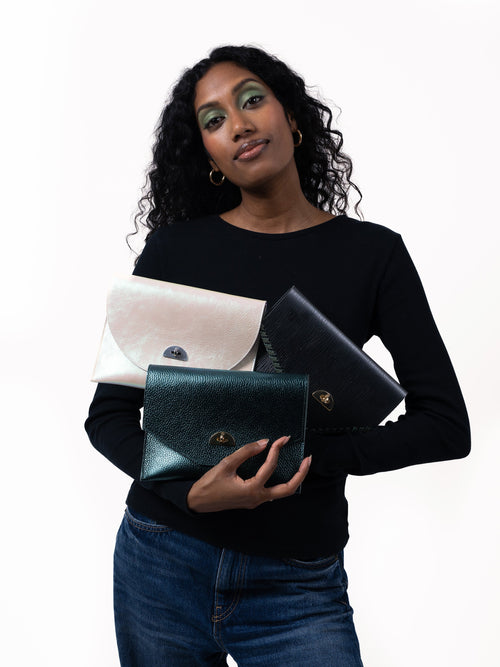 The Twist Lock Pouch - Iridescent Pearl